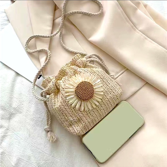 🌻 Floral Appliqué Straw DrawString Design Crossbody Bucket Bag - Picture 9 of 10